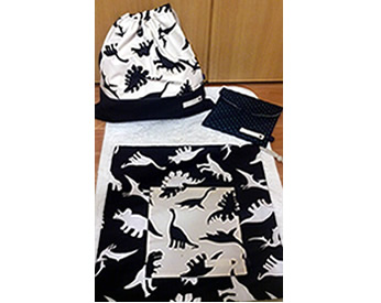 恐竜柄のランチョンマット、巾着袋、ポーチ