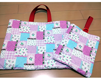 パッチワーク柄の上履き入れと手提げカバン