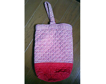 赤のチェック柄で作ったシューズ入れ