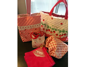 娘の大好きないちご柄で作った入園グッズ