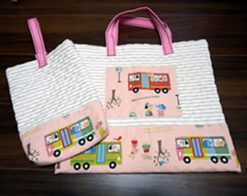 乗り物の生地で作った通園カバンと靴入れ