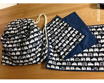 車柄の蓋付きリュックサックとランチョンマット