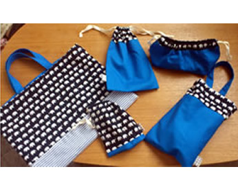モノトーンと青色の生地で作った通園グッズ5点