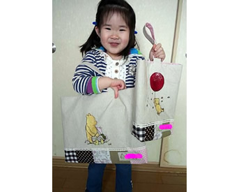 ピンクの裏地やレーステープでかわいく！刺繍も入れた入園グッズ