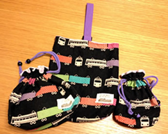 電車柄の生地で作ったお弁当袋と上履き入れ