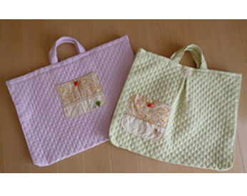 パステル色の生地で作った手提げバッグ2点