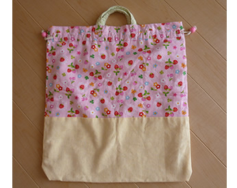 ショートケーキをイメージして作った取っ手付き巾着袋