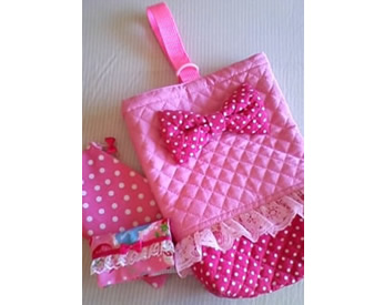 レースやリボンをつけた上履き入れとティッシュポーチ♪