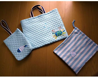 魚やカニのワッペンをつけた入園グッズ