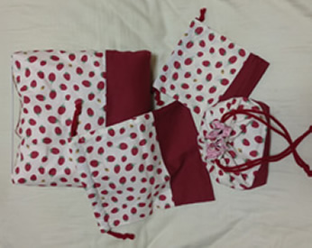 娘が選んだ苺柄の布で作った入園グッズ