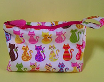カラフルなネコ柄の生地で作ったポーチ