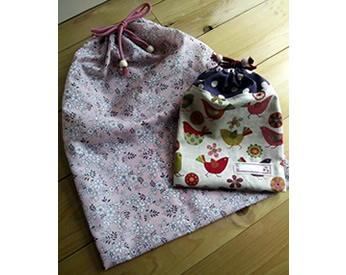 小鳥柄の生地と花柄の生地で作ったコップ袋と汚れ物入れ袋
