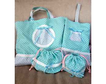 レースやリボンをつけた上履き入れとバッグとお弁当袋