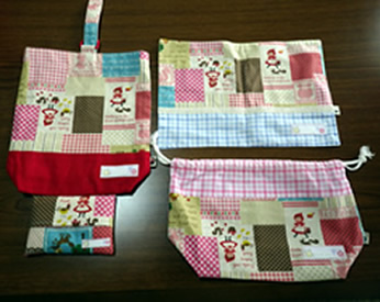 赤ずきんのプリント生地で作った通園グッズ4点