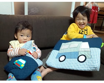 乗り物のアップリケとチェック柄の生地で作った手提げバッグ