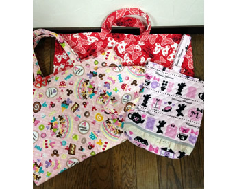 リボンやお菓子の生地で作った上履き入れと手提げバッグ