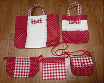 リボンとチェックの柄の生地でつくった入園グッズ5点