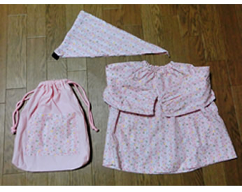 花柄の生地で作ったスモックと三角巾と巾着袋