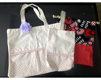 ハローキティの巾着袋と水玉柄の手提げバッグ&上履き入れ！