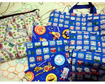 アンパンマンや電車の生地で作った通園グッズ