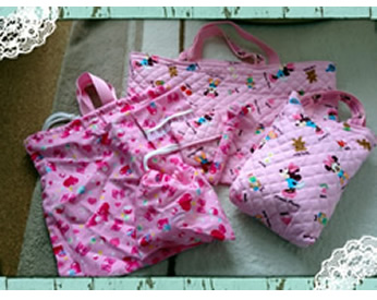 ミニーちゃんの生地で作った上履き入れやバッグ