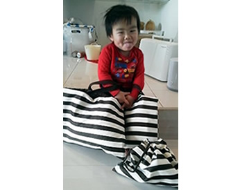 ボーダー柄の生地で揃えた手提げバッグ