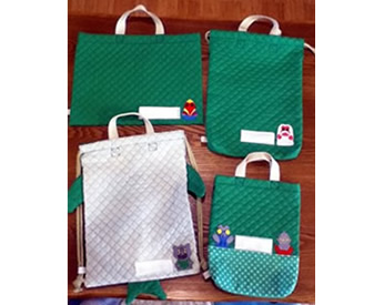 手作りワッペンをつけた上履き入れとバッグ