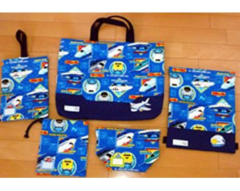 乗り物の生地で作った2人分の保育園グッズ