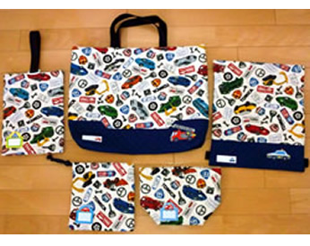 乗り物の生地で作った2人分の保育園グッズ