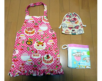 エプロンとコップ入れとループタオルです