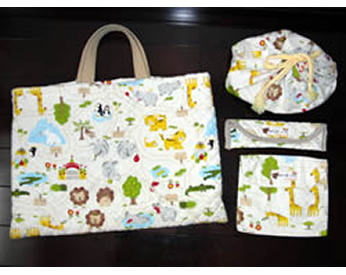 動物の生地でつくった手提げカバンやお弁当袋