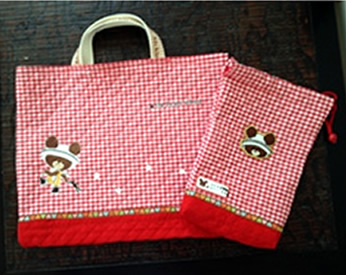 クマとチェック柄の生地で作った上履き入れと手提げカバン♪