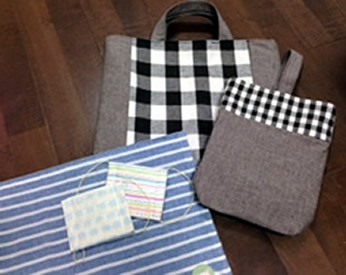 チェックやボーダー柄の生地で作ったバッグとランチョンマット