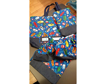 息子が選んだ柄で作った絵本バッグ、上履き入れ、コップ袋、弁当箱袋、体操着