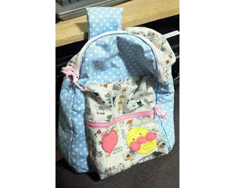 アンパンマンとハートのアップリケをつけたリュック