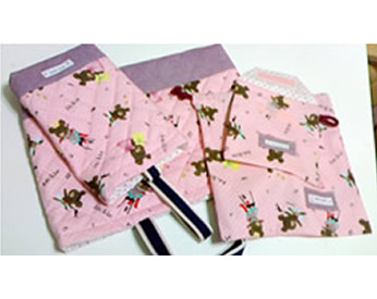 くまのがっこうの生地で作った上履き入れやハンドバッグ