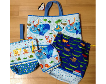 アニマル柄の生地で作った上履き入れや手提げカバン