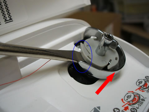 下糸巻き軸に糸が巻きついてしまった場合の対処法