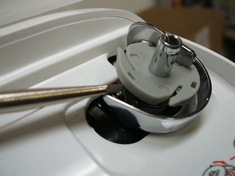 下糸巻き軸に糸が巻きついてしまった場合の対処法